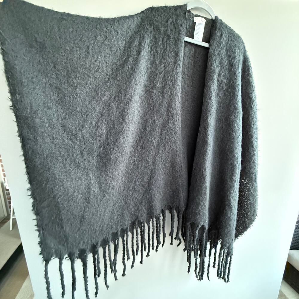 Free People Black sweater shawl poncho fringed - fuzzy - loose weave - one size - Picture 2 of 6